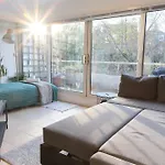 Hyde Park Apartment - 5 Sleeps - Parking