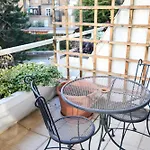 Hyde Park Apartment - 5 Sleeps - Parking