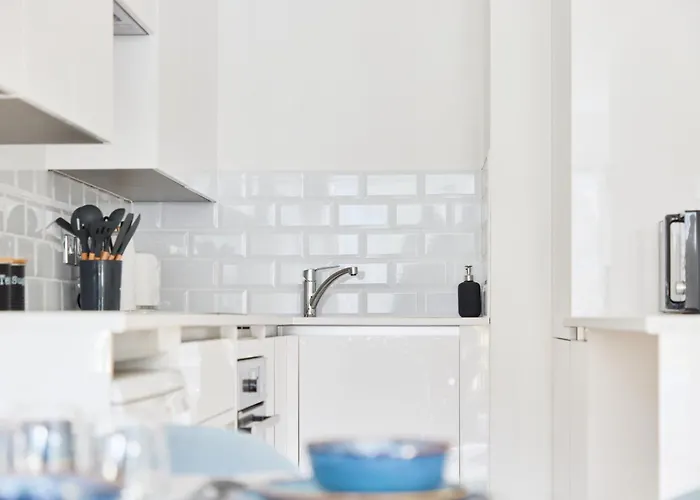 Hyde Park Apartment - 5 Sleeps - Parking